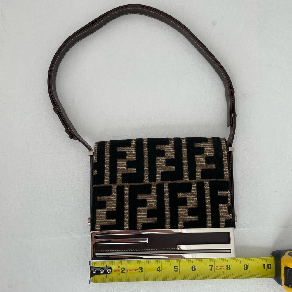 FENDI monogram shoulder bag, adjustable shoulder strap - Picture 13 of 17